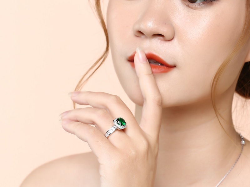 Phần đ&aacute; xanh l&aacute; với c&aacute;c chi tiết thanh lịch, tinh tế